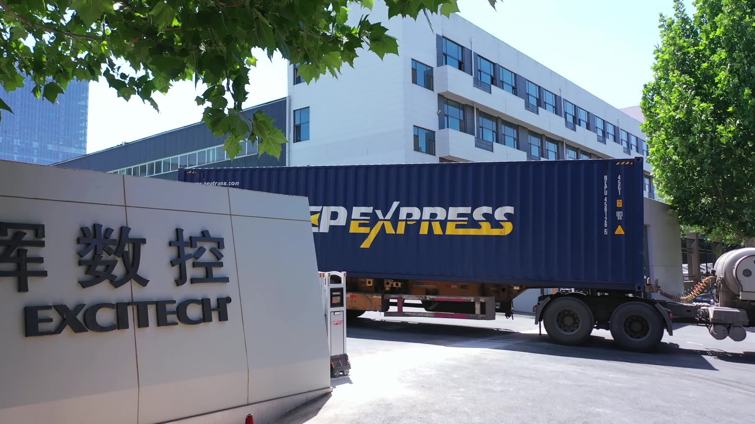 Excitech 工場は顧客の注文を発送しています。商品をお客様の工場へ安全に配送します